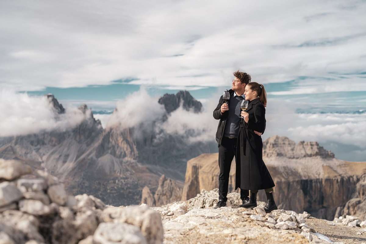 Top Wine 2950 è la più alta degustazione al mondo, a 2950 metri nel cuore delle Dolomiti, con vista mozzafiato sulla Marmolada e il Sassolungo, le Tofane e le Pale di San Martino fino alle alpi austriache e svizzere