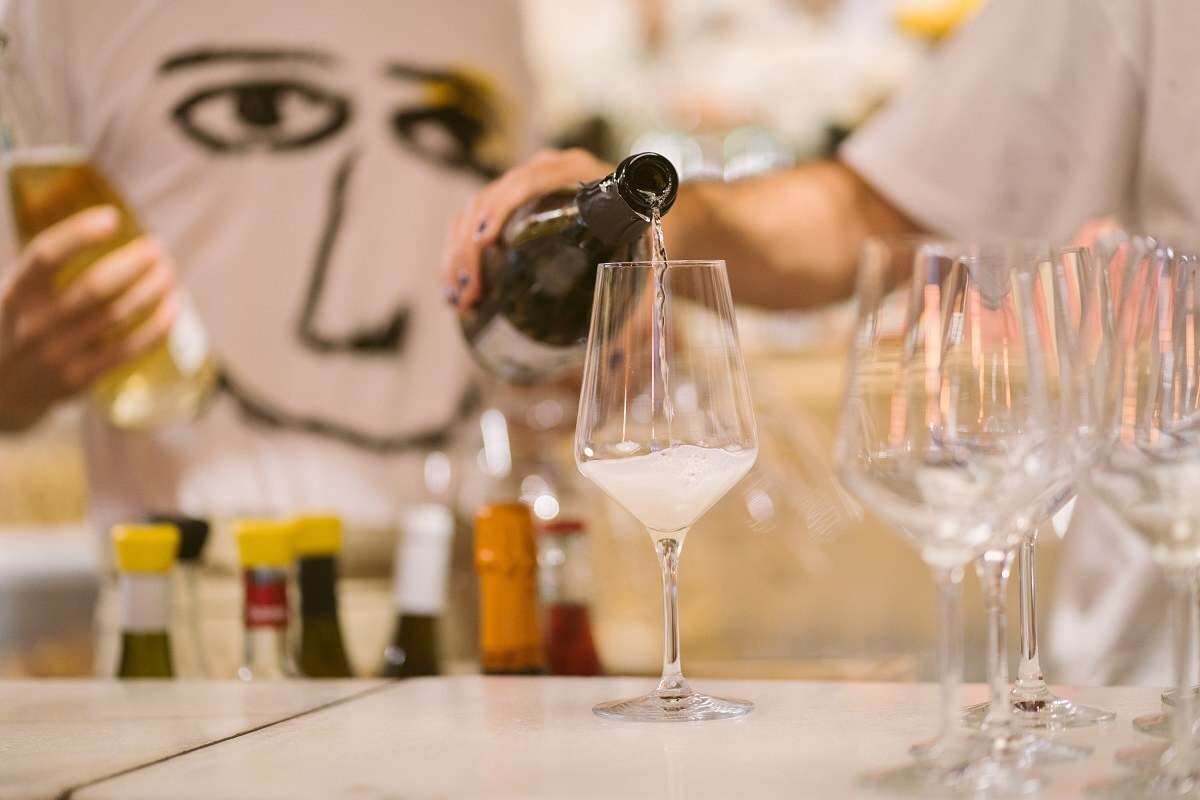 Il 15 ottobre arriva a Roma, all'interno dei padiglioni della Città dell’Altra Economia, il primo National Wine Clash: 20 osti da tutta Italia, 140 vini in gara, 40 regioni rappresentate da tutto il mondo si sfidano a colpi di bicchiere accompagnati da famosi artisti simbolo della scena reggae italiana.