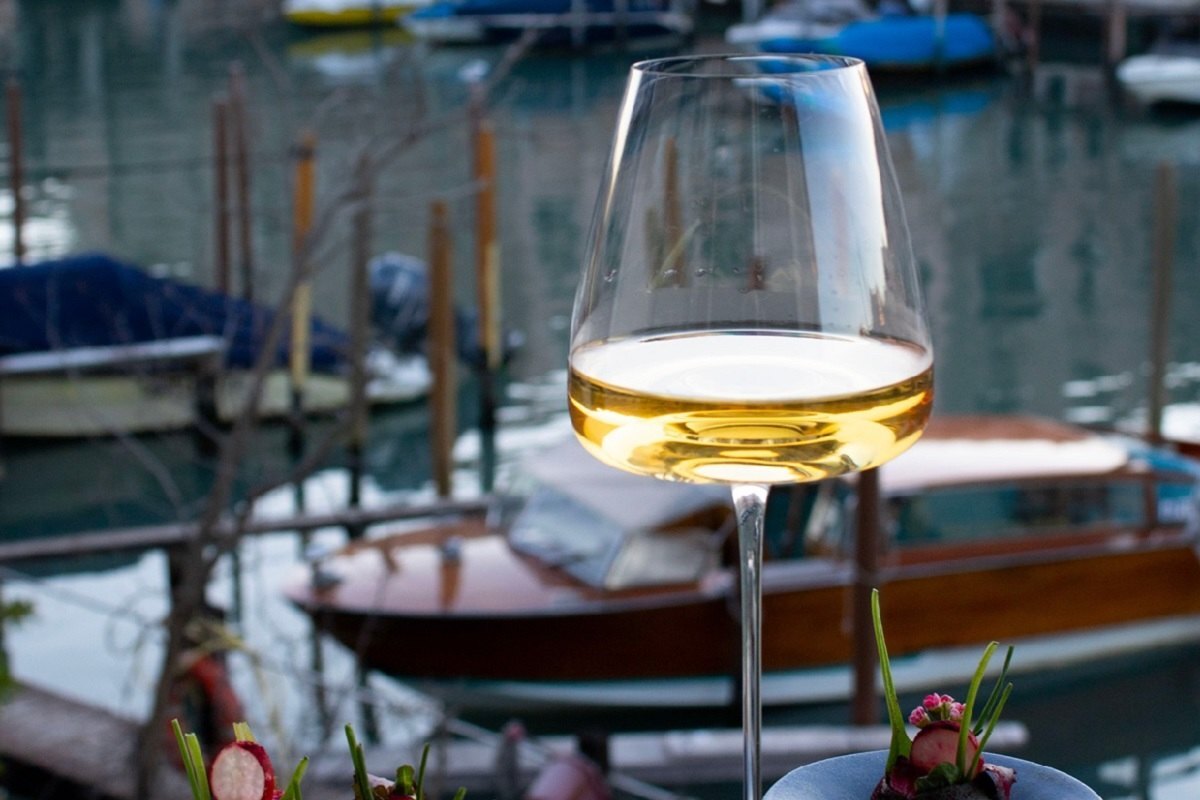 Il progetto è ideato da Laura Riolfatto, visual artist, sommelier e wine&food stylist, in uno spazio restituito alla città grazie al lavoro di recupero di Francesco Cucchini, proprietario dei Cantieri Cucchini