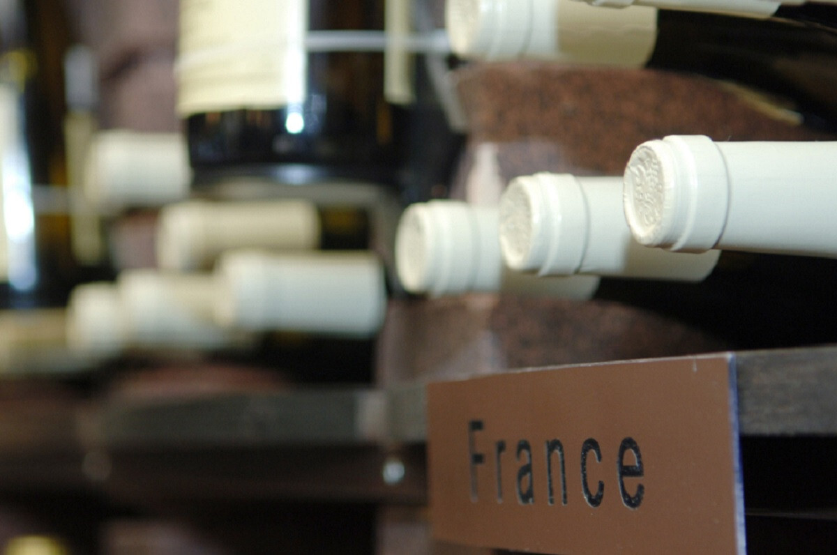 Vini e spirits della Francia chiudono il 2023 con -5,9% export. -10,4% i volumi. FEVS: “Calo contenuto”. Male USA, crescono nuovi mercati.