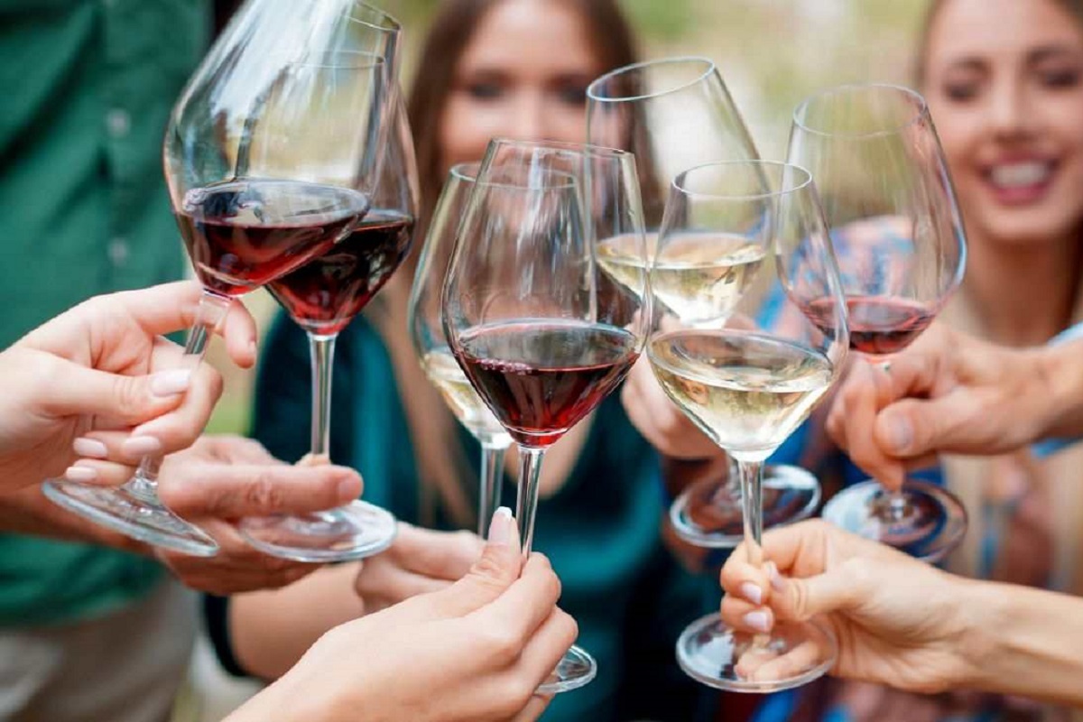 Nomisma: in Italia calano consumi vino ma volano spumanti. Si consolida enoturismo, giovani dettano trend e cercano qualità e sostenibilità.