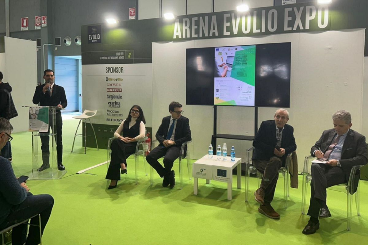 L'accordo, che segna un passo importante verso la digitalizzazione della filiera oleicola italiana, è stato presentato a Bari a Evolio Expo, la fiera dedicata all'olio extravergine e al Mediterraneo.