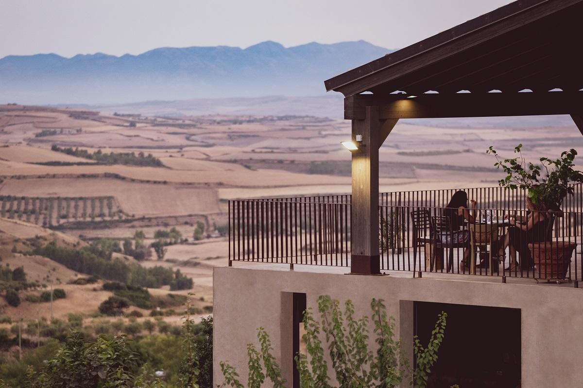 L'estate di Tenuta Olianas di Gergei torna a celebrare la Sardegna con eventi che uniscono la bellezza del territorio alla musica dal vivo. Si parte venerdì 4 luglio con il concerto dell'Organ Trio da vivere tra vino e cibo