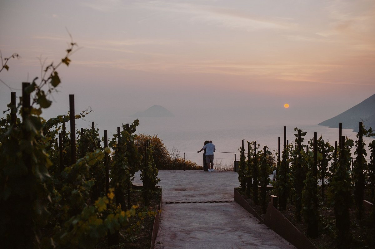Nel cuore della vigna anfiteatro di Tenuta di Castellaro a Lipari (ME), prende vita Sunset Live Music. Dal 17 luglio all'11 settembre, ogni giovedì sera, la musica dal vivo e il vento tra i filari accompagneranno gli spettatori in un'esperienza originale e intima.
