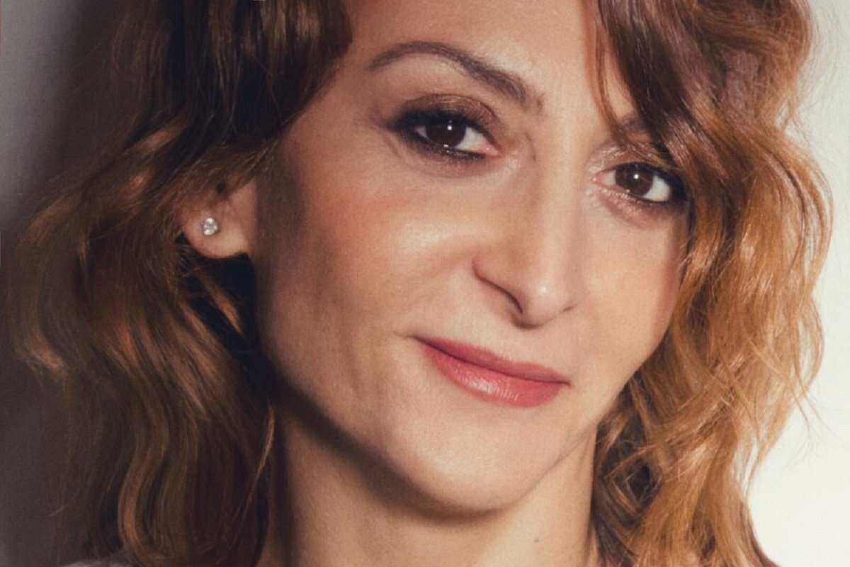 La piastrella di Benvenuto Brunello 2025 dice no alla violenza sulle donne. Il Consorzio ha deciso di affidarne quest’anno la realizzazione alla Fondazione Una Nessuna Centomila, per mano dell'attrice e autrice Paola Minaccioni