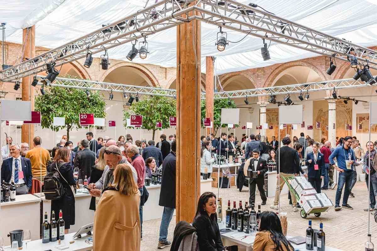 Benvenuto Brunello, 34ma edizione 20-24 novembre a Montalcino. 122 cantine. Piastrella contro violenza su donne firmata da Paola Minaccioni