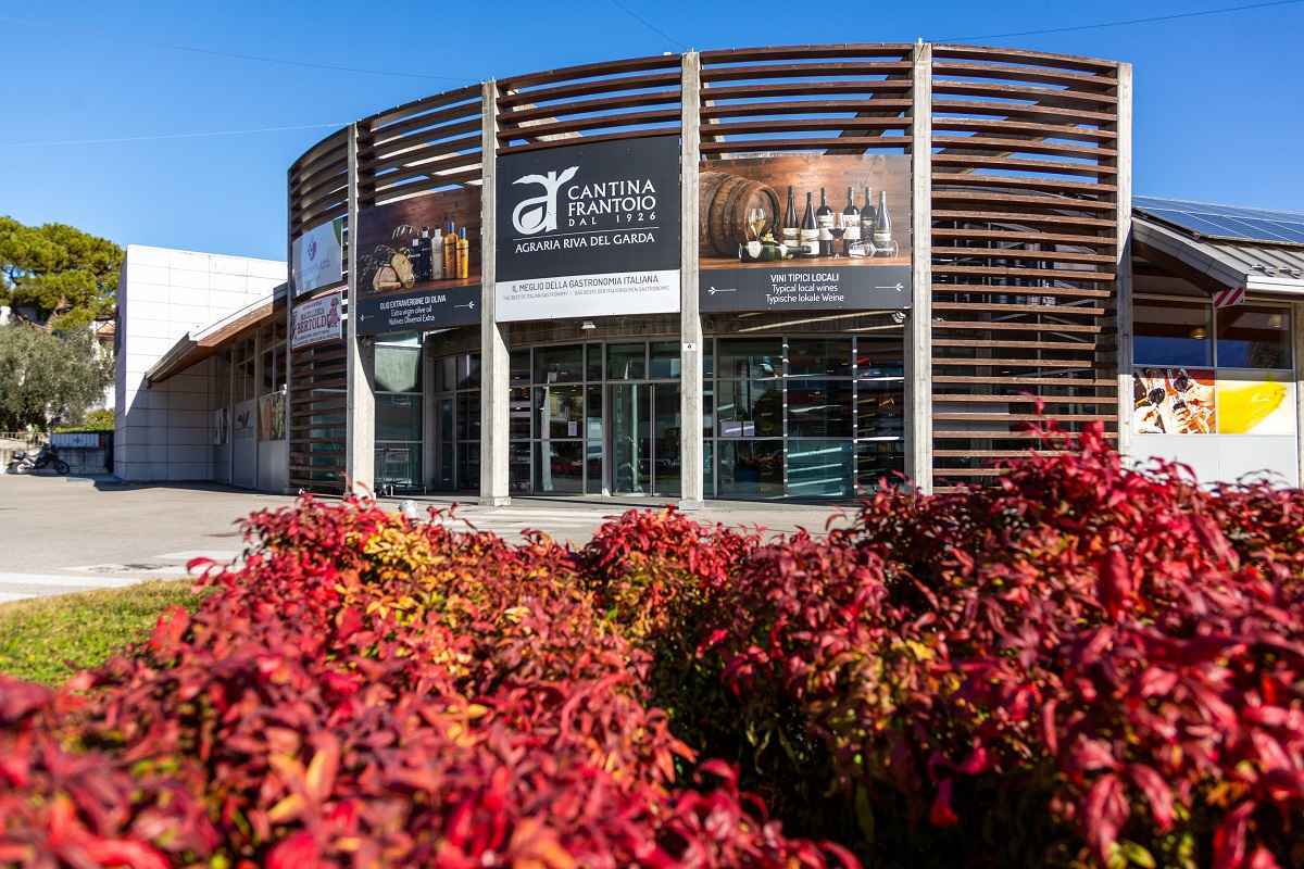 L’avveniristico cantiere di Agraria Riva del Garda. Lavori in corso per la coop trentina del vino e dell’olio. 7,5 milioni per nuova cantina.