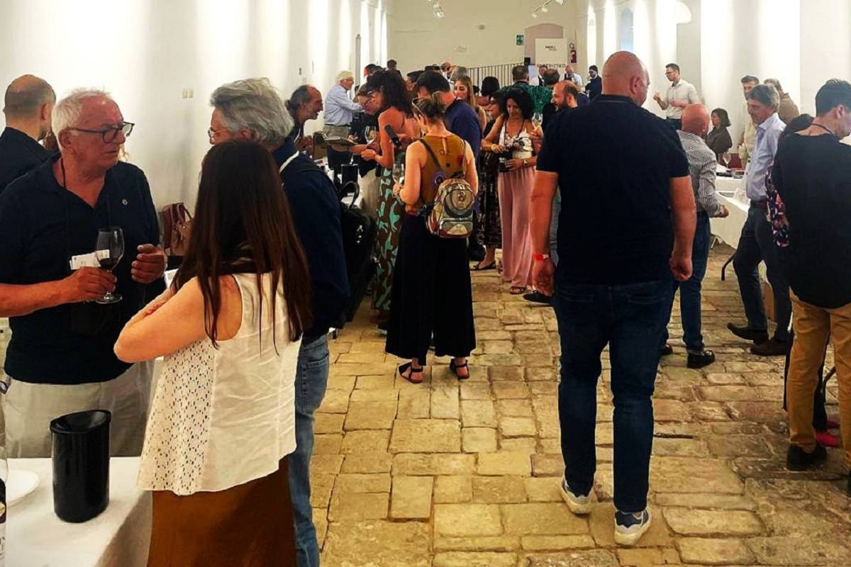 Ventuno anni e non sentirli. Radici del Sud torna l'8 giugno all'ex Distilleria Paolo Cassano di Gioia del Colle con una edizione che consolida la vocazione internazionale della manifestazione