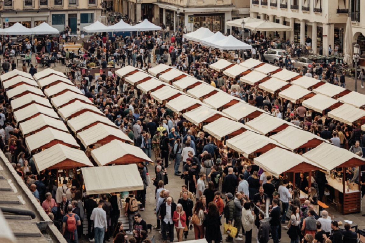 A Padova, piazza delle Erbe diventa per un giorno un grande banco d’assaggio dedicato al vino naturale. Domenica 11 ottobre, torna per la tredicesima edizione Consumando s’Impara