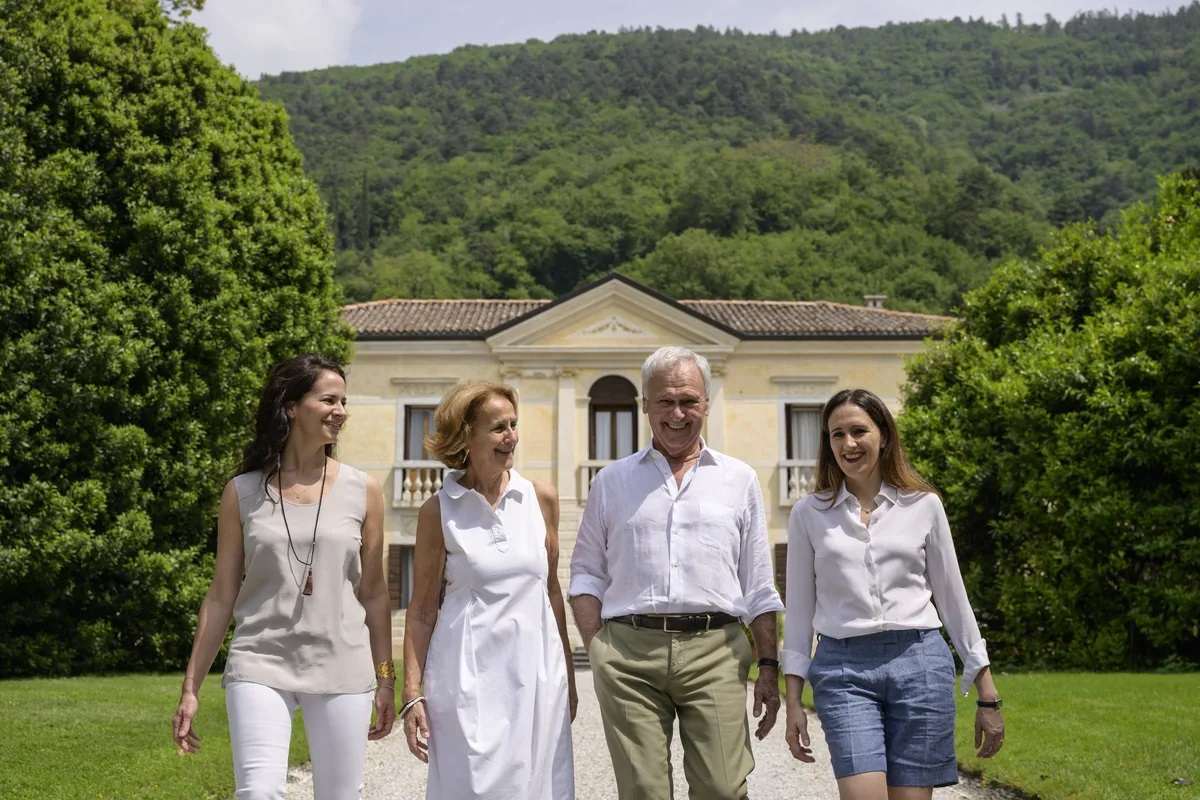 Oggi, con una cantina solida e autonoma guidata insieme alla figlia Silvia e ad una squadra giovane, brillante e motivata, il bilancio esistenziale di Primo Franco è sereno e scevro da rimpianti